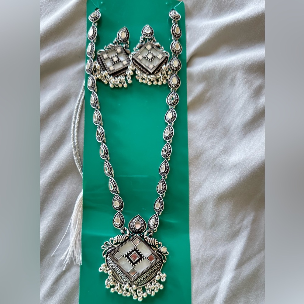 Elegant Silver Necklace and Earring Set